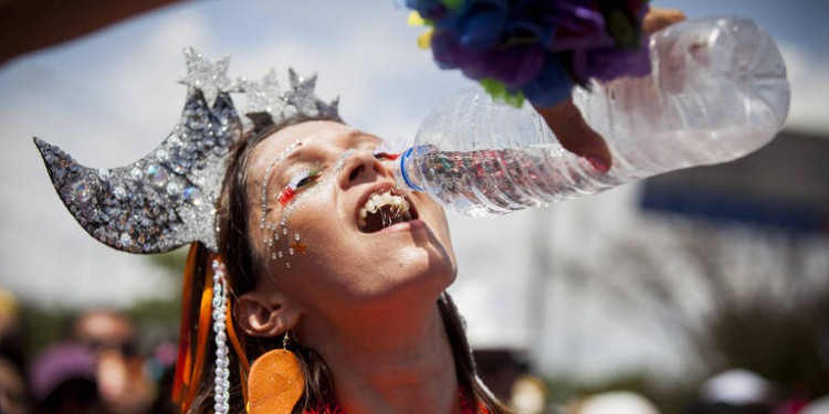 Beba água para se hidratar nos dias de folia